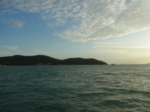 サメット島へ向かう船から見る海